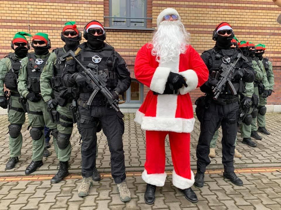Święty Mikołaj eskortowany przez policjantów odwiedził poznańskie szpitale